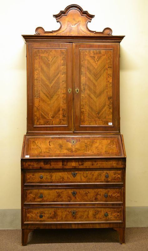 Piccolo trumeau, Italia settentrionale, fine sec. XVIII, in noce e radica   di olivo, parte superiore con cimasa sagomata, fronte a due sportelli,      piano a ribalta, scarabattolo a cassetti e vani a giorno di restauro, tre   cassetti sottostanti, gambe rettilinee, cm 104x58x250  - Asta Antiquariato, Collezionismo & Gioielli - Poggio Bracciolini Casa d'Aste