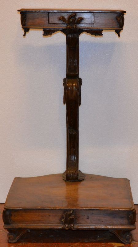 Inginocchiatoio, Veneto, metÃ  sec. XVIII, in noce intagliato, pianetto      superiore sagomato ad un cassetto, sostegno a volute contrapposte, pedana   sagomata, piedi a ricciolo, cm 49x46x86  - Asta Antiquariato, Collezionismo & Gioielli - Poggio Bracciolini Casa d'Aste