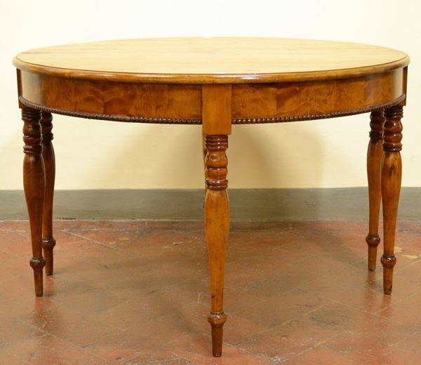 Tavolo da pranzo allungabile, seconda metÃ  sec. XIX, in legno dolce a       patina bionda, piano circolare, fascia decorata a perlinatura, alte gambe   tornite, piedi a cipolla, completo di due prolunghe in legno dolce, diam.   cm 120, alt. cm 77, aperto lungh. Cm 187  - Asta Antiquariato, Collezionismo & Gioielli - Poggio Bracciolini Casa d'Aste