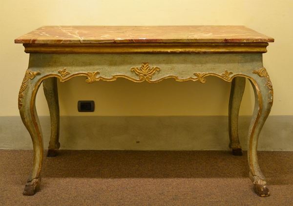 Console, Italia centrale metÃ  sec. XVIII, in legno dipinto verde acqua e    lumeggiato oro, piano in breccia di marmo rosso di epoca posteriore, fascia a gola, pendaglina decorata a volute, gambe sinuose su piedi a zoccolo      equino, cm 137x69x90, cadute della laccatura  - Asta Antiquariato, Collezionismo & Gioielli - Poggio Bracciolini Casa d'Aste