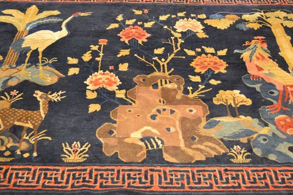 Tappeto cinese, sec. XX, fondo blu decorato ad animali, bordura a meandri,  cm 280x169