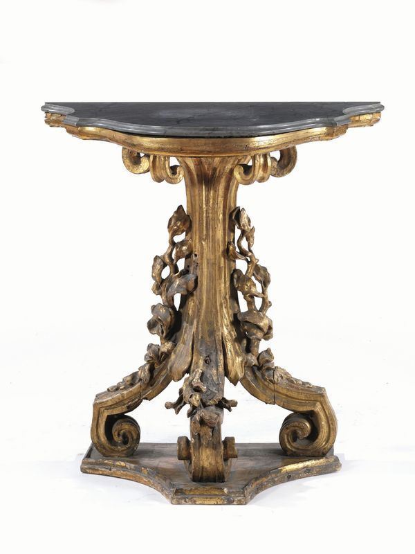 Piccola console, in legno intagliato e dorato, piano sagomato in marmo      bardiglio, sostegno a tre volute con tralci di foglie, base sagomata, cm    90x50x96, costruita con materiale antico, alcuni danni e mancanze  - Asta Antiquariato, Collezionismo & Gioielli - Poggio Bracciolini Casa d'Aste
