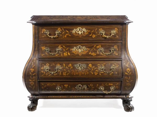 Piccolo cassettone Olanda, inizi sec. XIX, in mogano riccamente intarsiato  in bois de rose ed essenze colorate, piano rettangolare con angoli          scantonati decorato da composizione floreale con anfora su mascherone       affiancata da due sfingi in posizione araldica tra volute floreali; fronte  bombato a quattro cassetti decorato in modo analogo, base concava, piedi a  voluta, cm 97x55x84  - Asta Antiquariato, Collezionismo & Gioielli - Poggio Bracciolini Casa d'Aste