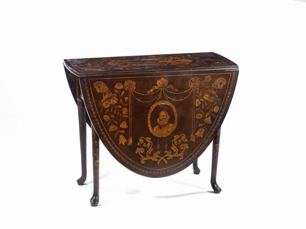 Tavolo a bandelle, Olanda, sec. XIX, in mogano intarsiato, piano ovale      riccamente decorato a medaglioni con figure maschili e tralci floreali,     gambe tornite su piedi a zoccolo stilizzato, un cassetto, cm 90x153x74,     lievi danni  - Asta Antiquariato, Collezionismo & Gioielli - Poggio Bracciolini Casa d'Aste