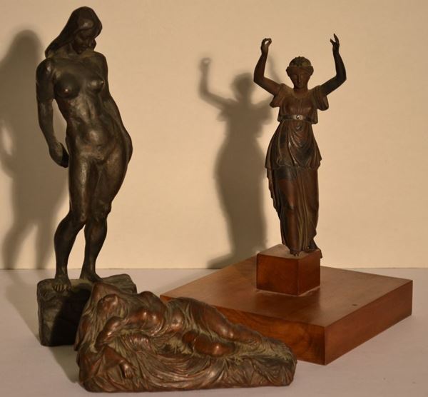 Tre bronzetti, secc. XIX-XX, rispettivamente modellati a nudo femminile su  sprone di roccia, alt. cm 34; a divinitÃ  in abiti classici, alt. cm 25 e a  donna velata e sdraiata, lungh. cm 20 (3)