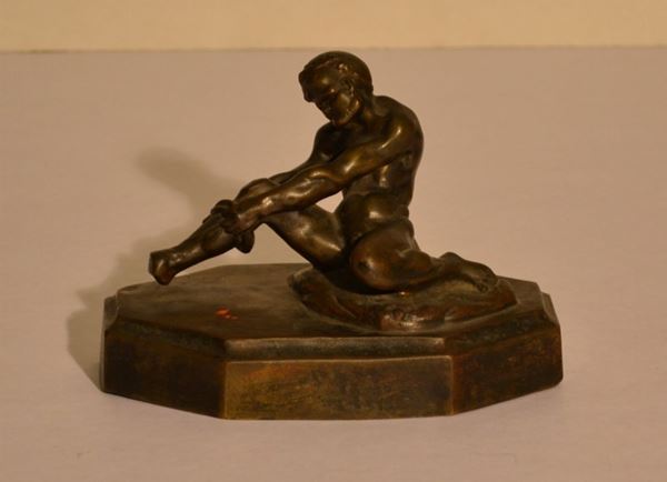 Scultura, sec. XIX, in bronzo raffigurante figura di satiro poggiante su    base ottagonale, alt. cm 10  - Asta Antiquariato, Collezionismo & Gioielli - Poggio Bracciolini Casa d'Aste