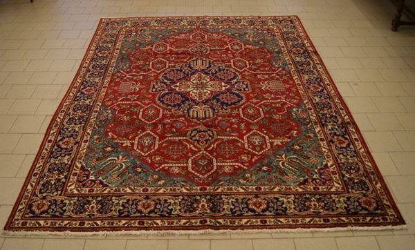 Tappeto persiano tabriz, di vecchia manifattura, fondo rosso, a motivo floreale, con medaglione geometrico e bordura blu, con particolare cantonale verde, cm 400x305  - Asta Antiquariato, Collezionismo & Gioielli - Poggio Bracciolini Casa d'Aste