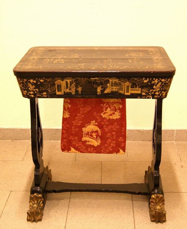 Tavolino da lavoro, sec. XX, in legno laccato nero, decorato a cineseria, sottopiano con vani, cm 62x41x70