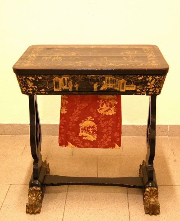 Tavolino da lavoro, sec. XX, in legno laccato nero, decorato a cineseria, sottopiano con vani, cm 62x41x70  - Asta Antiquariato, Collezionismo & Gioielli - Poggio Bracciolini Casa d'Aste