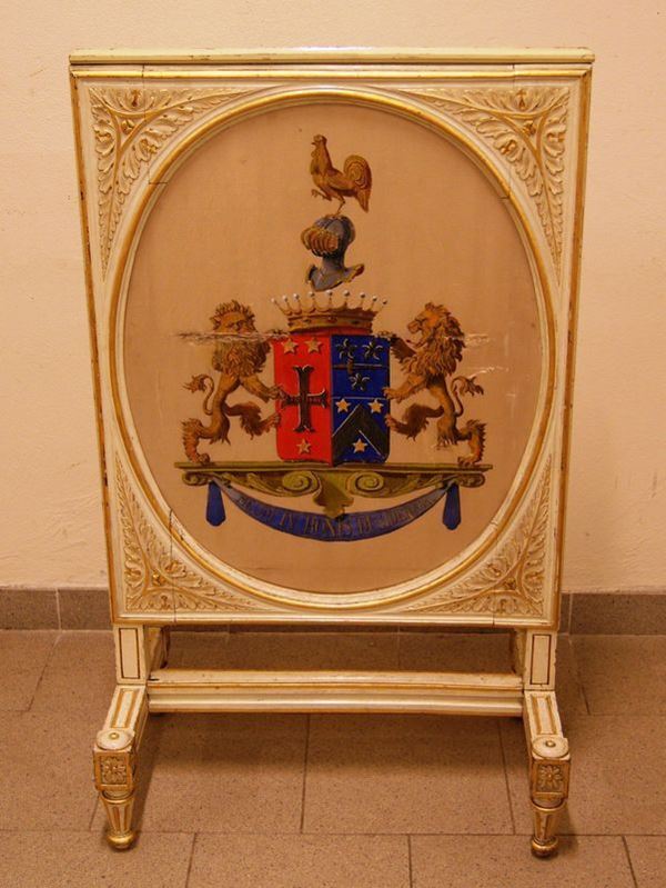 Coprifuoco, Francia, sec. XIX, in legno laccato lumeggiato oro, con pannello in seta decorato a stemmi, difetti, cm 64x38x104  - Asta Antiquariato, Collezionismo & Gioielli - Poggio Bracciolini Casa d'Aste