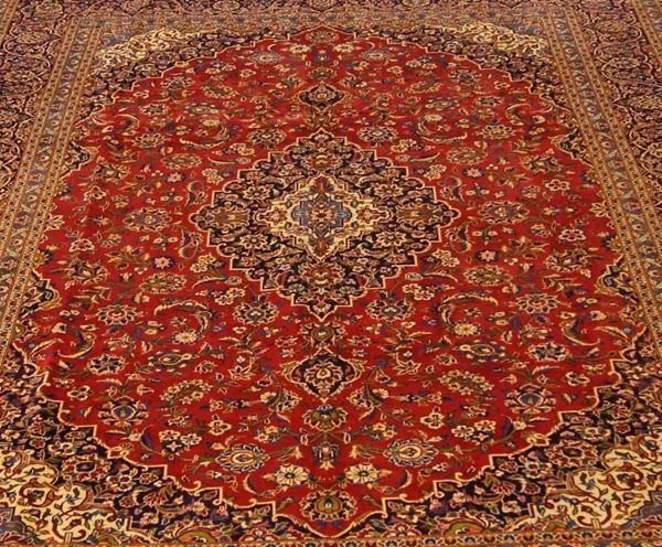 Tappeto persiano keishan, firmato, fondo rosso a motivo floreale con medaglione centrale e bordura blu, di vecchia manifattura, cm 400x300  - Asta Antiquariato, Collezionismo & Gioielli - Poggio Bracciolini Casa d'Aste