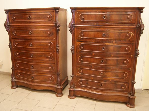Coppia di mobili cassettiera, Toscana, sec. XIX, a sei cassetti, in noce intagliato e sagomato, mancanze, danni (2)  - Asta Antiquariato, Collezionismo & Gioielli - Poggio Bracciolini Casa d'Aste