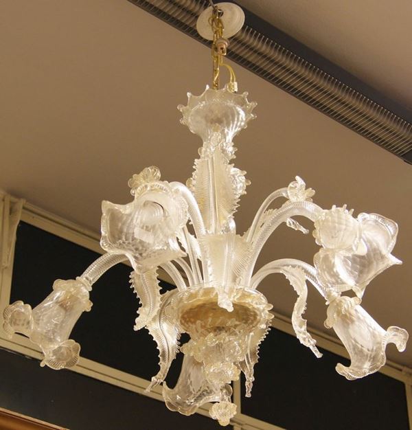 Coppia di lampadari di Murano, a cinque luci, con elementi fogliacei e floreali, diam. cm 80 (2)
