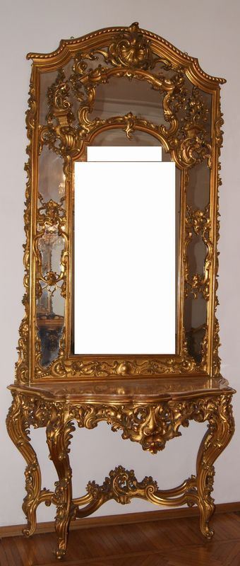Console, Italia centrale, primi sec. XX, in legno intagliato e dorato, con piano in marmo e sovrastante specchiera, cm 143x54x307