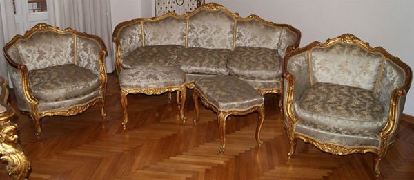 Salotto, primi sec. XX, composto da divano, due poltrone e due panchetti, in legno intagliato e dorato, imbottite e ricoperte in stoffa decorata a fiori  - Asta Antiquariato, Collezionismo & Gioielli - Poggio Bracciolini Casa d'Aste
