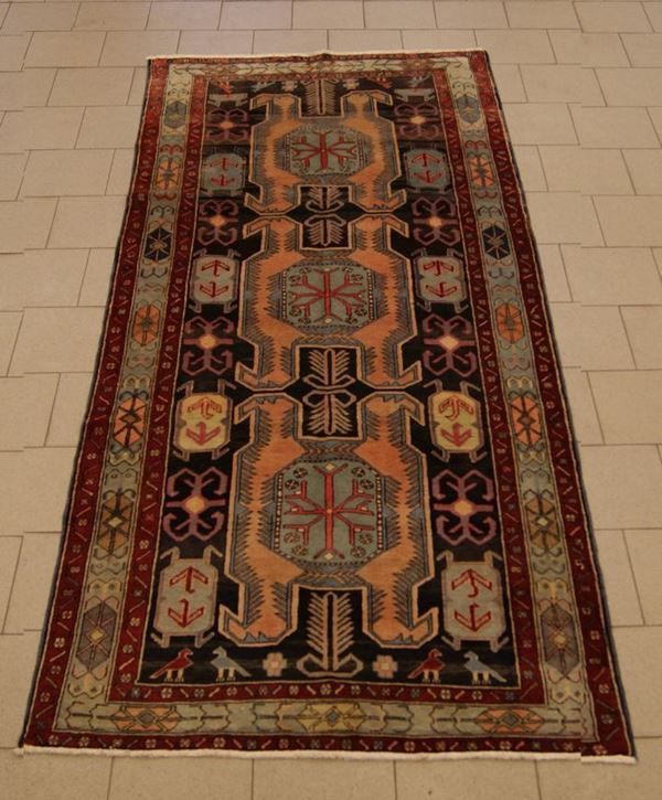 Tappeto karabak, fondo nero a motivo geometrico con fiori e figure di animali ed uccelli stilizzati, campo multicolore di vecchia manifattura, cm 310x130  - Asta Antiquariato, Collezionismo & Gioielli - Poggio Bracciolini Casa d'Aste