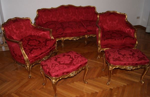 Salotto, primi sec. XX, composto da divano, due poltrone,  e due pendenti, in legno intagliato e dorato, imbottito e ricoperto in stoffa rossa damascata