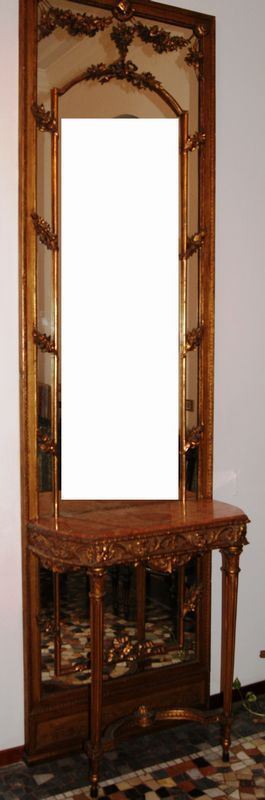 Console, Italia centrale, primi sec. XX, in legno intagliato e dorato, con sovrastante specchiera, piano in marmo, cm 80x284x40