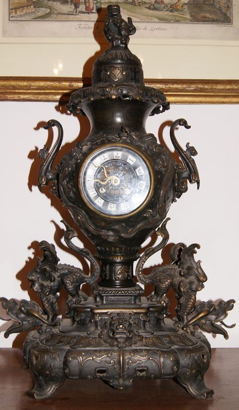 Orologio orientale, primi sec. XX, in bronzo, con motivi di animali orientali, finale a cane, piedi mossi, cm 40x64  - Asta Antiquariato, Collezionismo & Gioielli - Poggio Bracciolini Casa d'Aste