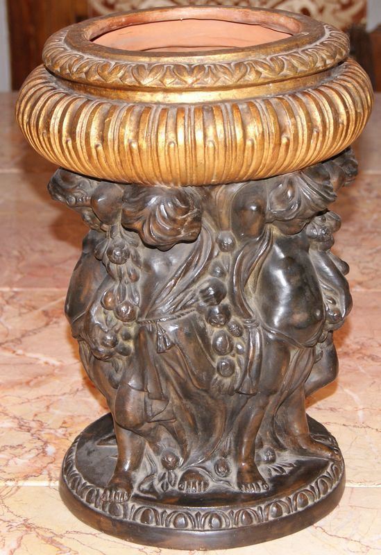 Vaso, sec. XX, in terracotta bronzata, con sostegno a putti e corona circolare dorata, cm 32x41
