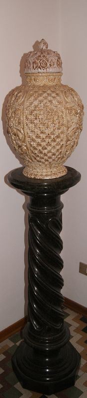 Vaso in terracotta, sec. XX, con motivi a rilievo e con coperchio, sottostante scrittura Aretini-Torgiani, filato, cm 53, e Colonna, in marmo verde, alt. cm 104 (2)  - Asta Antiquariato, Collezionismo & Gioielli - Poggio Bracciolini Casa d'Aste