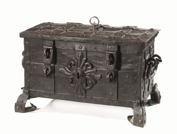 Piccolo forziere in ferro, sec. XVII, di forma rettangolare, coperchio con grande serratura con sistema di bloccaggio a cinque denti, maniglie laterali per il trasporto, completa di chiave originale, cm 67x34x41