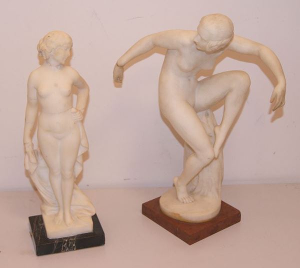 Due sculture, Liberty, in marmo e alabastro, raffiguranti FANCIULLE, cm 34 eÂ 36, rotture e difetti (2)