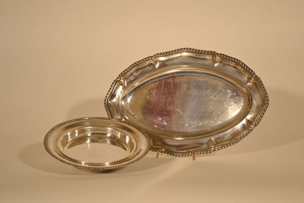 Vassoio ovale sagomato, Janetti, in argento con bordo sagomato, lungh. cm 39,5 e vaschetta circolare, Janetti, in argento interno estraibile in metallo argentato, diam. cm 22(2)