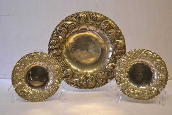 Vassoio e due piattini tese sbalzate in argento g 825(3)