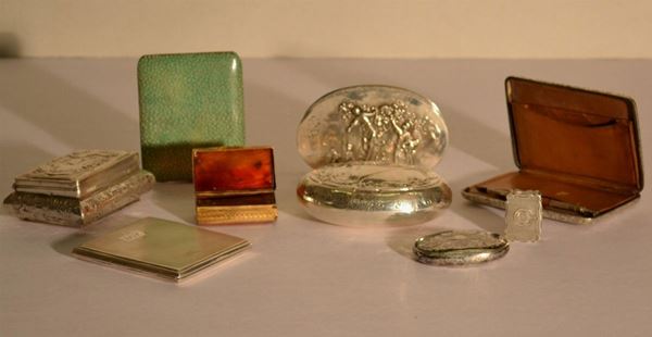 Scatolina portapillole, Francia, sec. XIX, in argento ed una vinaigrette in miniatura, Inghilterra, sec. XIX, in argento, g 45; due porta biglietti in  argento, secolo XIX, g 195; bomboniera, Inghilterra, inizi sec. XX, in      argento di forma ovale, g 90; bomboniera, inizi sec. XX, in argento         sbalzato a raffigurare la raccolta della frutta, g 125; scatolina, sec.     XIX, in argento, coperchio decorato da cervo sbalzato tra volute, g 90; un  portacipria, Inghilterra, sec XX ed una piccola scatolina sec. XIX, in rame dorato con coperchio in diaspro agatato (9)