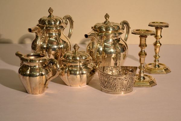 Coppia di candelieri, Inghilterra, periodo Vittoriano, in metallo           argentato; servito da tÃ¨ e caffÃ¨ anni'30, in metallo argentato composto di  quattro pezzi ed una piccola cestina, sec. XIX, in argento traforato, g 100 (7)