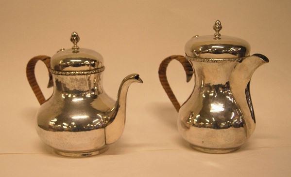 Due caffettiere, Venezia, in argento, dal corpo bombato, gr. 595, alt. cm 18 e 16 (2)