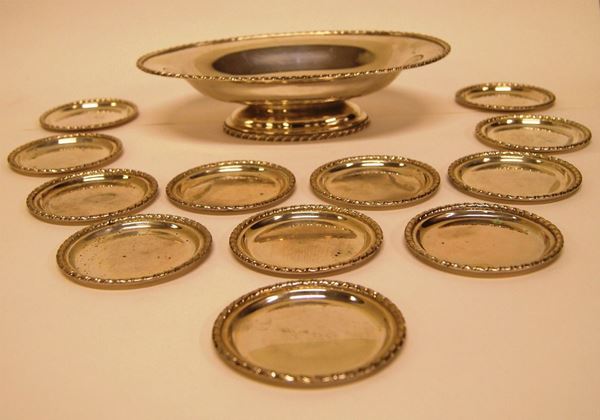 Alzata ovale e Dodici sottobicchieri, in argento, gr. 920, diam. alzata 26x18x7 (13)