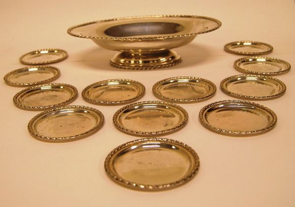 Alzata ovale e Dodici sottobicchieri, in argento, gr. 920, diam. alzata 26x18x7 (13)  - Asta Antiquariato, Collezionismo & Gioielli - Poggio Bracciolini Casa d'Aste