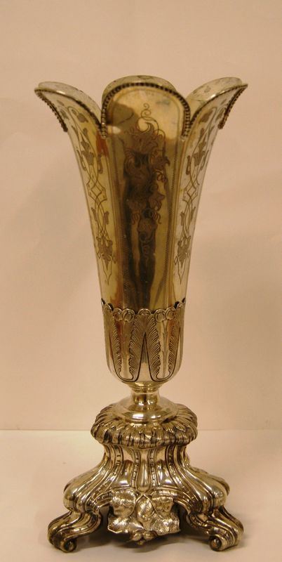 Vaso, in argento cesellato a fiori, piedi a volute, gr. 461, alt. cm 32