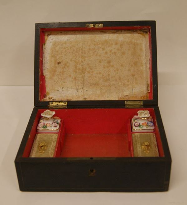 Scatola in legno, inizi sec. XX, internamente parti in velluto e seta, e Due boccette in maiolica, cm 22x15x101, difetti (3)