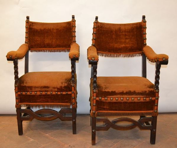 Coppia di poltrone in noce, sec. XVIII