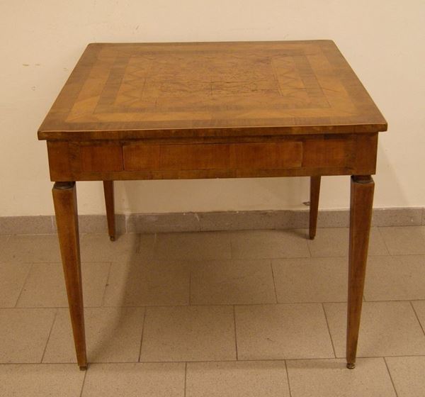 Tavolo quadrato, Toscana, sec. XVIII, Luigi XVI, in noce intarsiato, gambe troncopiramidali, cm 88x88