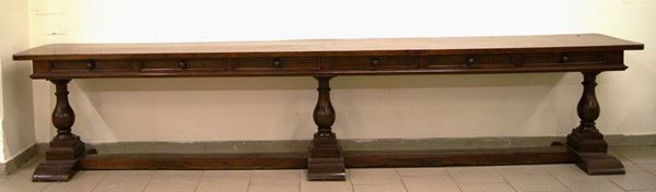 Grande tavolo fratina, in stile '600, in noce con gambe a colonna in olmo, quattro cassetti, cm 373x59x78. ricostruita con materiale antico