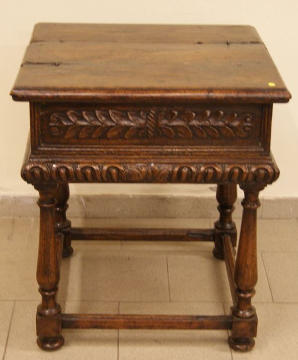 Tavolino, in stile '600, in noce intagliato, con due ante a ribalta, cm 64x61x75, ricostruito con materiale antico
