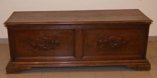 Cassapanca, sec. XIX, in noce, con pannelli sformellati, piedi a mensola, cm 160x55x60