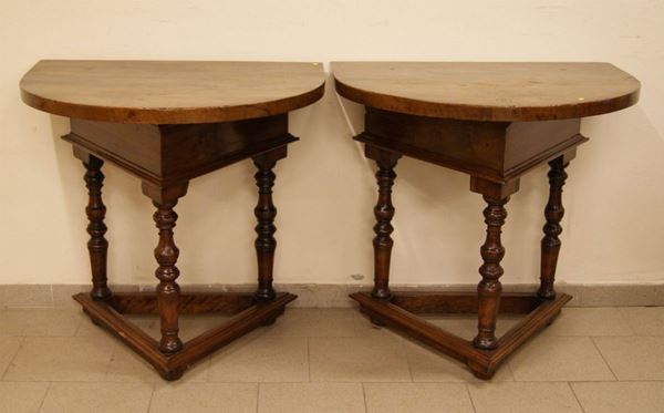 Coppia di console, in stile '600, in noce, con piano semicircolare e gambe tornite, cm 88x65x84, ricostruite con materiale antico(2)