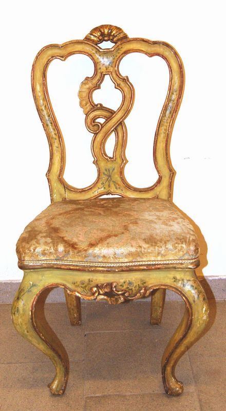 Sedia, Veneto, sec. XVIII, in legno intagliato e laccato, gambe mosse, cm 50x43x90