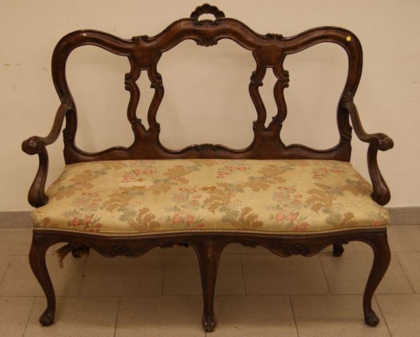 Divanetto, in stile '700, in noce intagliato e sagomato, con seduta a fiori, cm 114x53x96, parti antiche