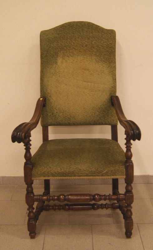 Poltrona, Italia centrale, sec. XVIII, in noce intagliato, specchiera sagomata, braccioli mossi, con estremitÃ  a ricciolo, gambe a traversa tornite a rocchetto, cm 67x60x128