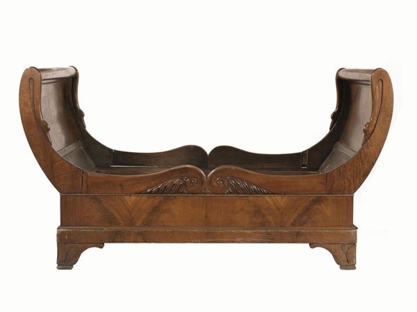 Letto a barca, Toscana, 1830 circa, in noce a patina scura intagliato,      spalliere a lira con estremitÃ  modellate a cigno, gambe sagomate, cm        142x218
