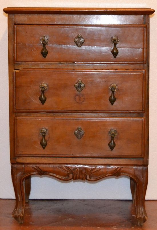 Comodino, Veneto, fine sec. XVIII, in noce a patina bionda, fronte a tre    cassetti, pendaglina a volute, gambe mosse, cm 51x33x75,  lievi danni e     restauri