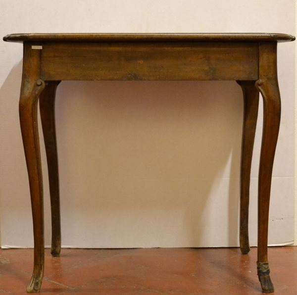 Tavolino da centro, Italia centrale, metÃ  sec. XVIII, in noce a payina      scura, piano rettangolare con angoli sagomati, gambe sinuose su piedi a     ricciolo stilizzato, cm 86x54x77