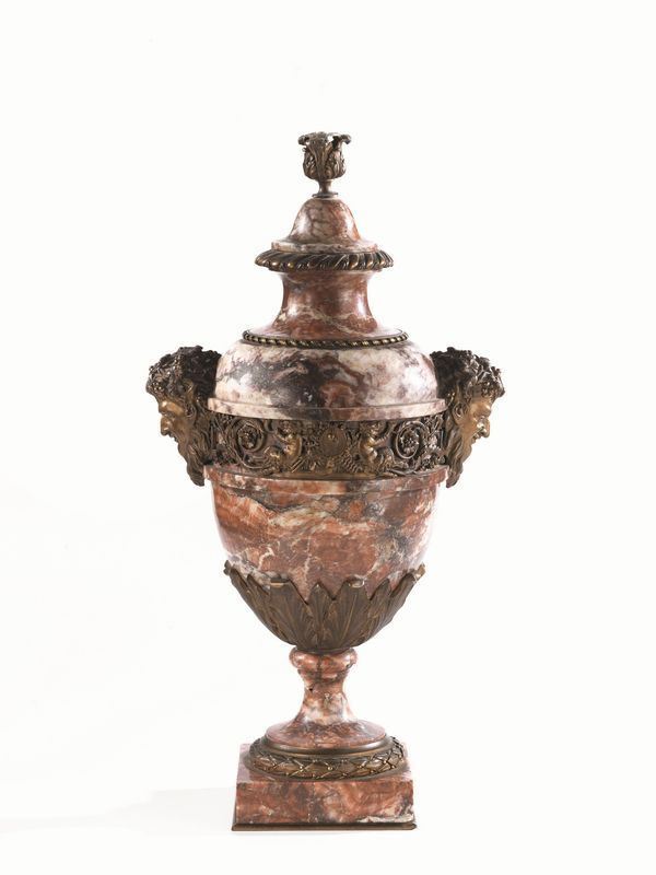 Vaso, fine sec. XIX,  in breccia di marmo rosso con fascia in metallo       dorato cesellato a tralci vegetali e anse a teste di satiro, alt. cm 60,    completo di applicazione elettrica e paraluce