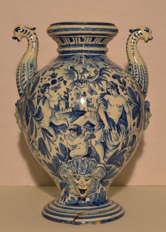Vaso, sec. XX, in ceramica fondo bianco, decoro alla maniera delle          maioliche di Savona del Settecento, alt. cm 47, danni